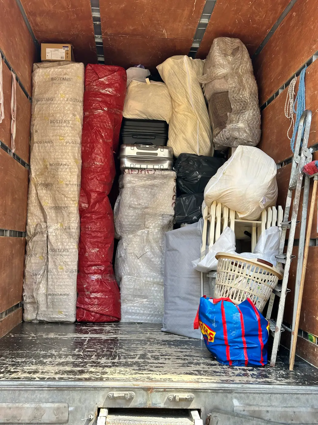 Kavacık nakliyat: kamyon kasasına yerleştirilmiş paketli eşyalar
