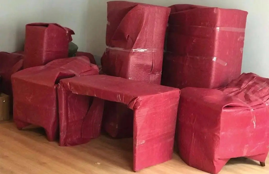 Kavacık nakliyat: kırmızı koruyucuyla paketlenmiş masa ve koltuklar