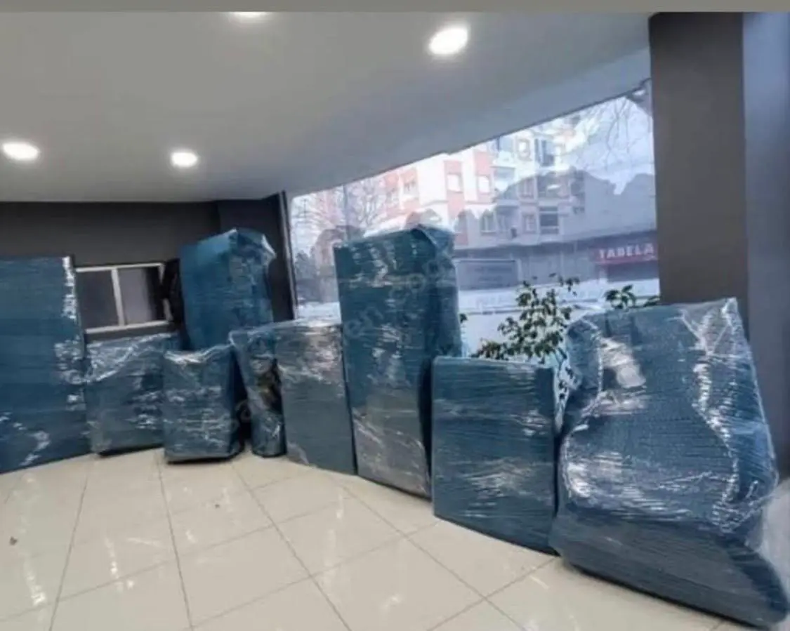 Kavacık nakliyat: boş salonda paketlenmiş mobilyalar