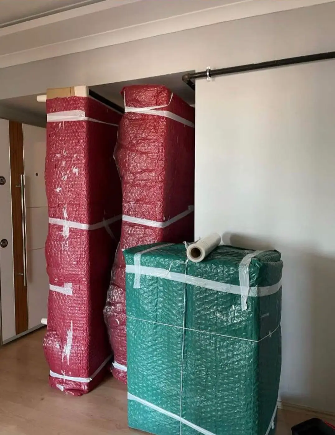 Kavacık nakliyat: kırmızı ve yeşil koruyucularla paketlenmiş dolaplar