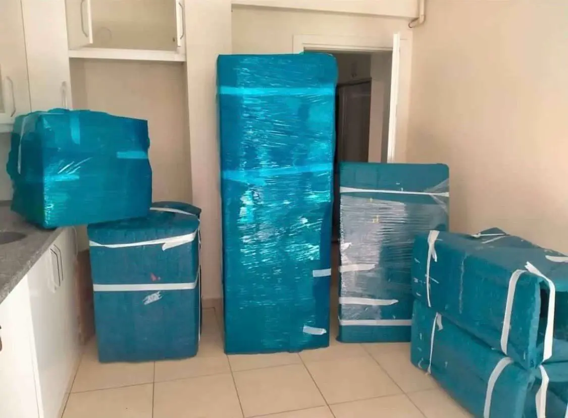 Kavacık nakliyat: turkuaz balonlu naylonla paketlenmiş eşyalar